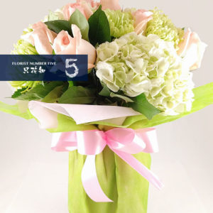 Arrangement of Pink Roses & White Hydrangeas 粉色玫瑰&白色繡球瓶花